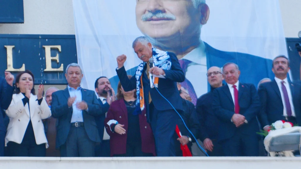 Karalar’dan Gövde Gösterisi!