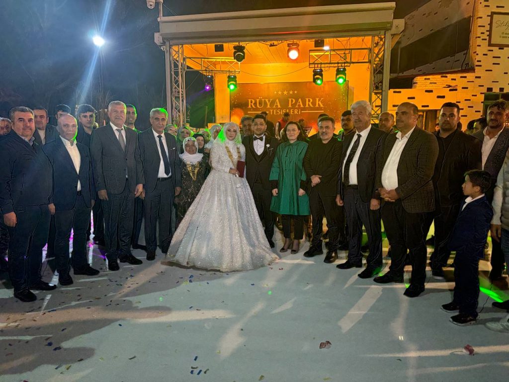 Adana’da görkemli düğün: Siyaset ve iş dünyası aynı masada