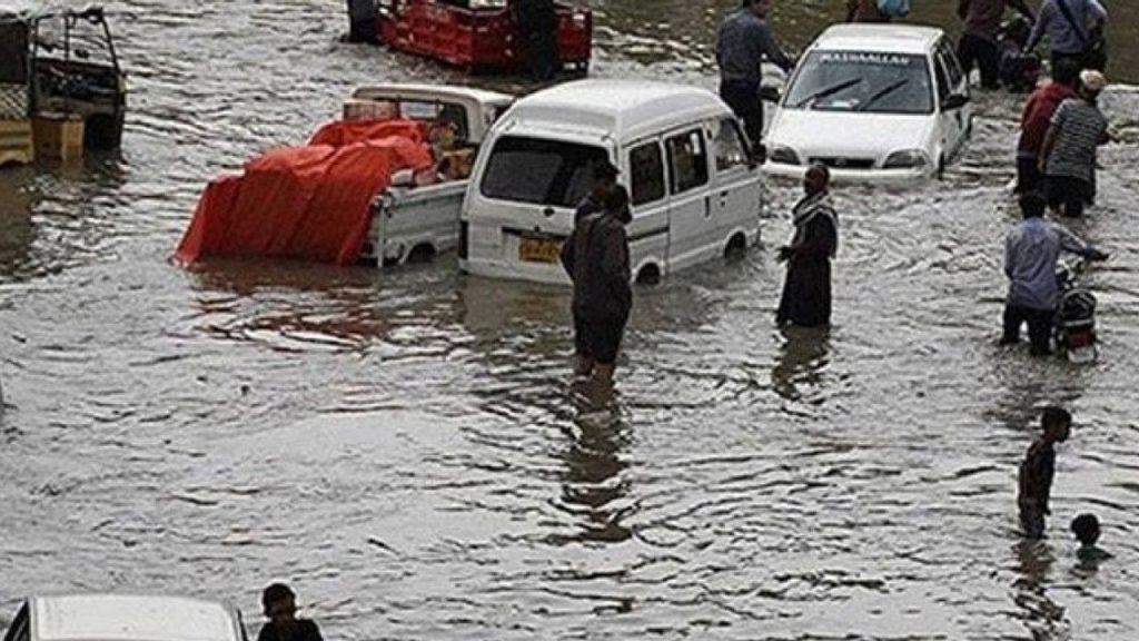 Pakistan’da şiddetli yağışlar can aldı: 38 Ölü, 63 yaralı