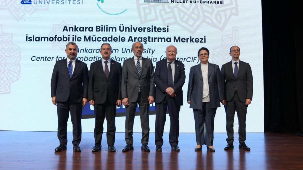 Ankara Bilim Üniversitesi "Dünyada Yükselen İslamofobi Tehlikesi" konferansını düzenledi!