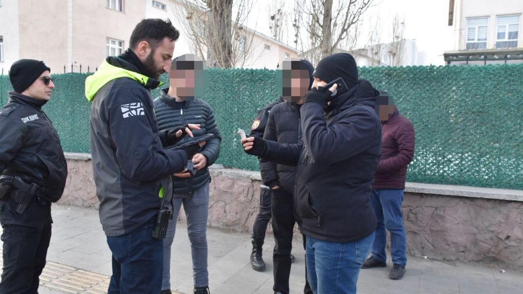 Kars'ta okul çevrelerine yönelik denetimler sıklaştırıldı