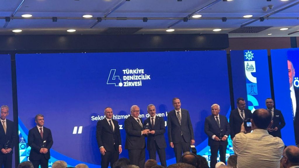 Bakanlık'tan Cengiz Kaptanoğlu'na Denizcilik Sektörünün Duayeni Ödülü