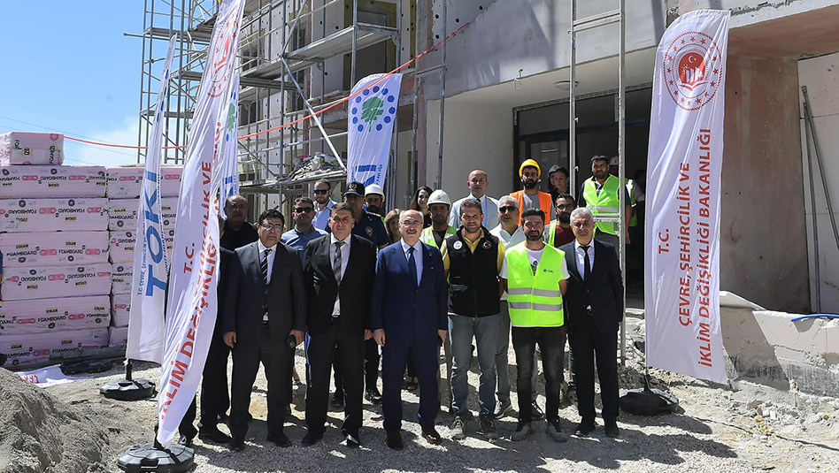 Vali Köşger, Kahramanmaraş\’ta depremzedeleri ziyaret etti