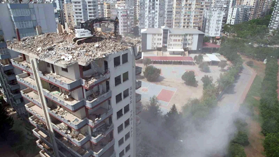 Velilerin korkulu rüyası apartmanın yıkımına başlandı…