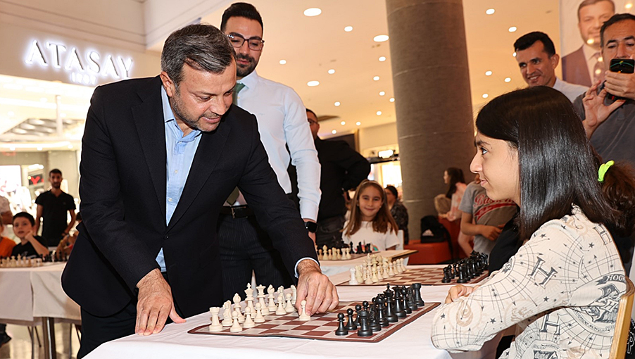 Yüreğir’de Simultane Satranç Gösterisi
