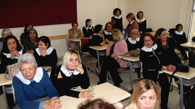 Adana Kız Lisesi\’nde Emekli Öğretmenler Öğrencileriyle Buluştu