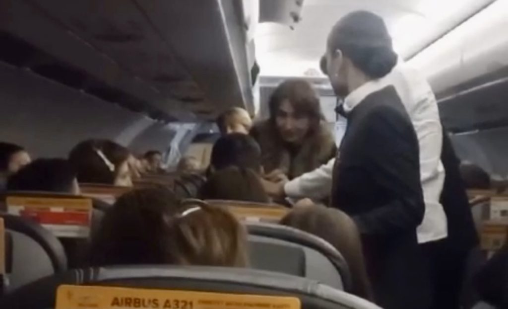 Adana Uçağında Yolcu Kalp Krizi Geçirdi