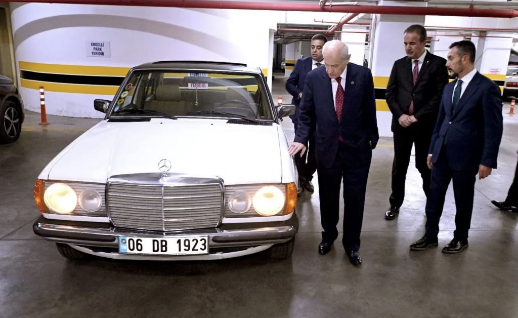 Vekiline Klasik Otomobil Hediye Etti