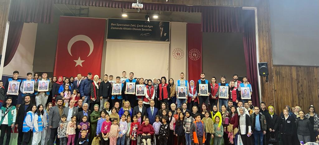 Adana Gençlik Merkezi kahramanlarımızı dualarla andı