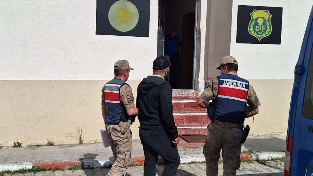 Kars’ta kendini kamu görevlisi ve banka çalışanı diye tanıtan dolandırıcı yakalandı