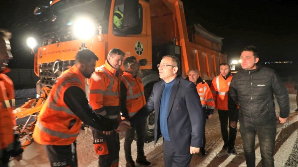 Kars Valisi Ziya Polat, karla mücadele ekibini ziyaret etti