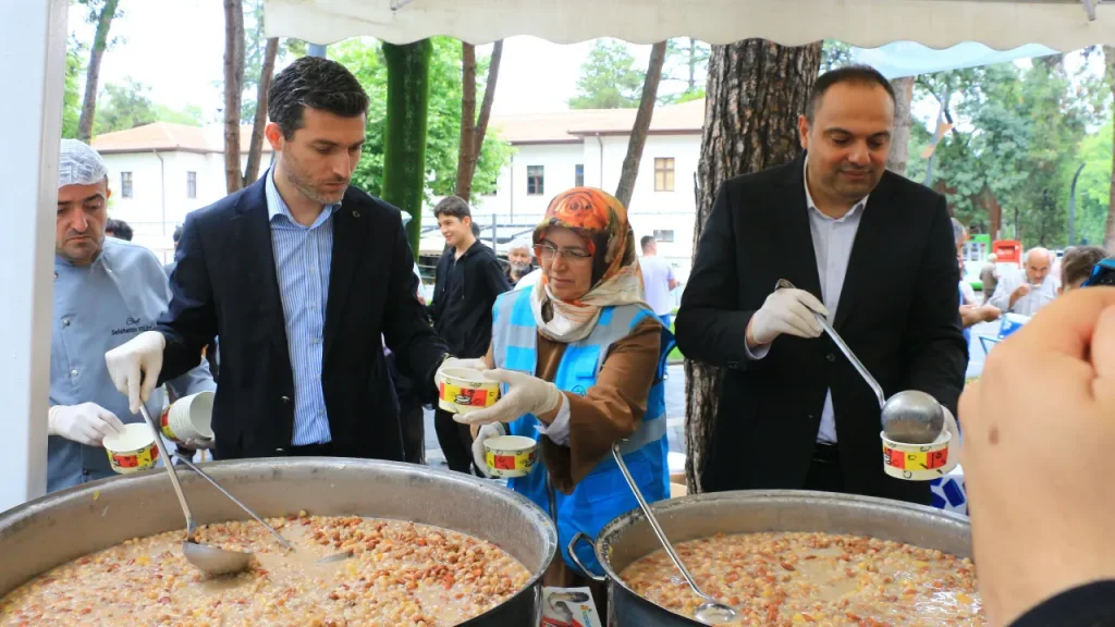Erbaa'da 2 bin kişiye aşure ikram edildi