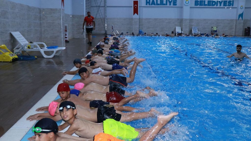 Havuz keyfi Haliliye'de çocukların ve gençlerin yüzünü güldürdü