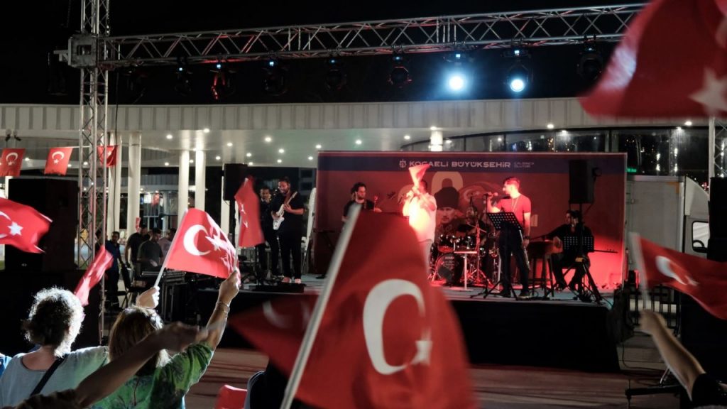 30 Ağustos coşkusu “Kahramanların İzinde” konseriyle başladı; Zafer meşalesi Milli İrade Meydanı’nda yakıldı