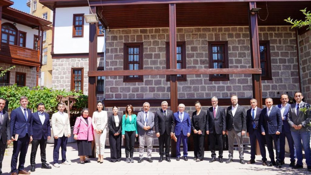 AK Parti Genel Başkan Yardımcısı Yayman: Günümüzde en tehlikeli silah dijital medya