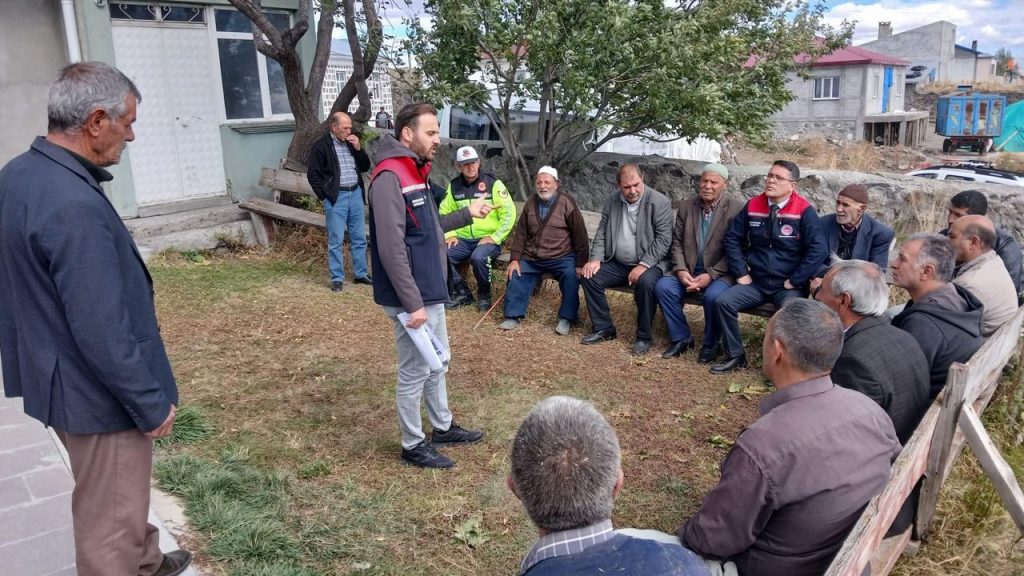 Kars’ta “Cuma Buluşmaları” devam ediyor: Üreticilere tarımsal bilgilendirme