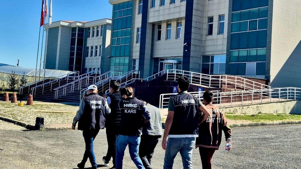 Kars'ta Uyuşturucu Operasyonu: 3 Şüpheli Tutuklandı