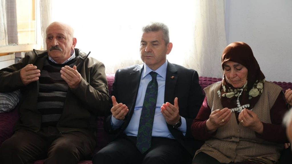 Artvin Valisi Ergün, Ardanuç’ta şehit ailesi ziyaretlerinde bulundu