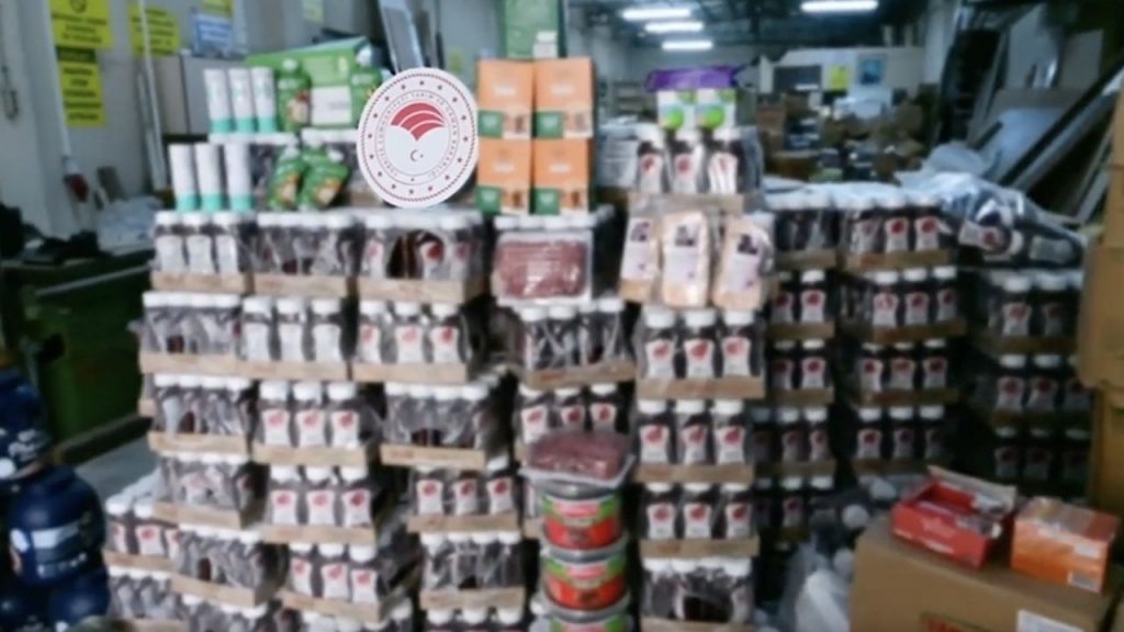 İzmir’de 30 ton son kullanım tarihi geçmiş gıda ele geçirildi