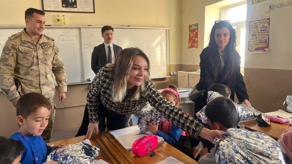 Cumhuriyet Savcısı Kılınç ve Psikolog Uyan'ın ördükleri atkılar, minik öğrencilerin içini ısıttı